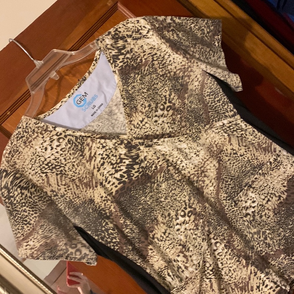 Gem scrub top